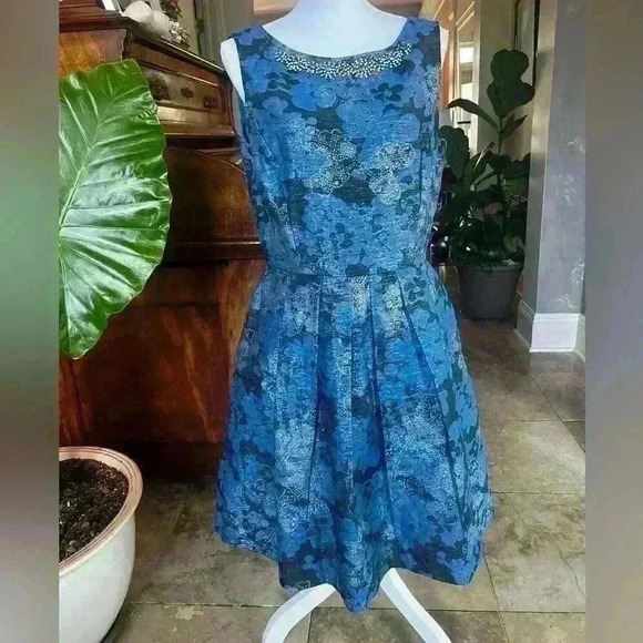 T Tahari size 10. Blue/black w/silver detail excellent condition fit and flare - Picture 6 of 13